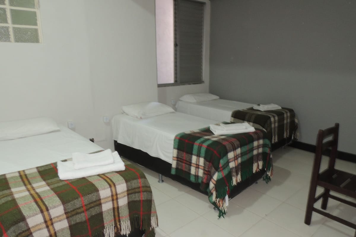 Kamar Triple Standar | Meja kerja, Wi-Fi gratis, dan seprai linen