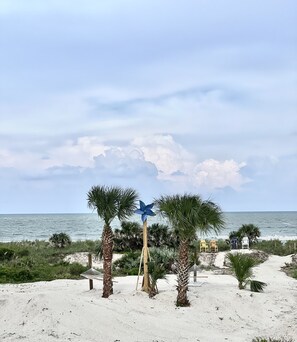 Beach nearby, sun loungers, beach towels - Spectacular Vilano Beachfront Beach Florida sleeps 8 close to night of lights (St. Augustine)