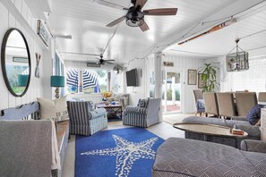 Smart TV - Spectacular Vilano Beachfront Beach Florida sleeps 8 close to night of lights (St. Augustine)