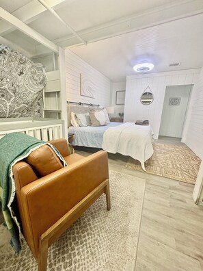 4 habitaciones, tabla de planchar con plancha y cuna de viaje 