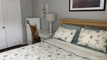 3 makuuhuonetta, tallelokero huoneessa, työpöytä, silitysrauta/-lauta