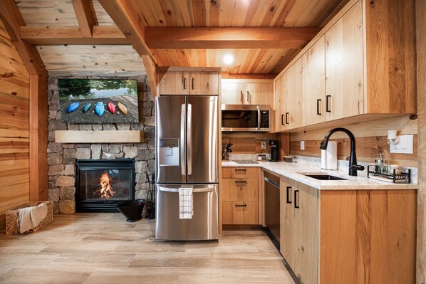 Geladeira, micro-ondas, cooktop, lava-louças