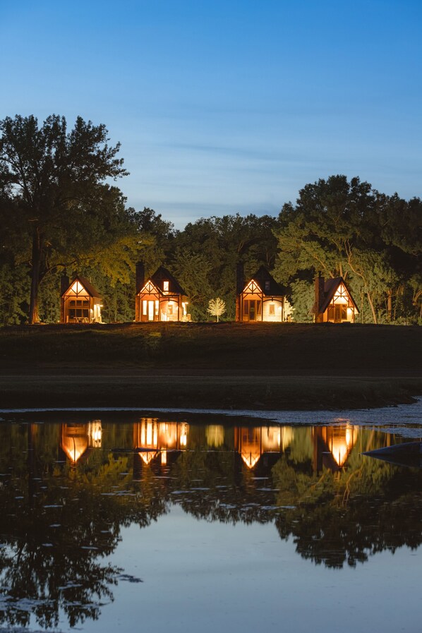 Exterior - #14 Lightning Bug Landing (Dahinda)