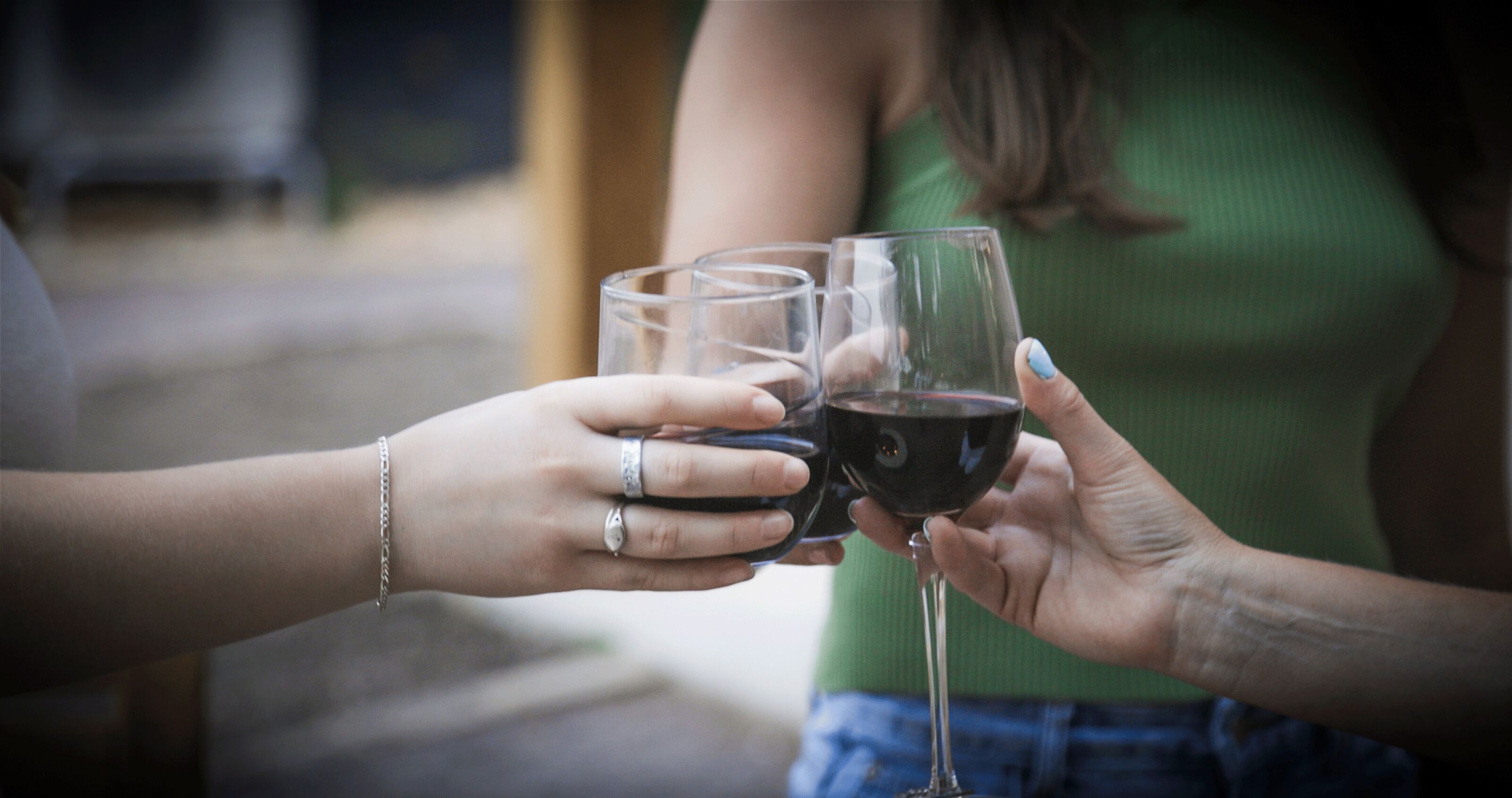 Deux personnes tenant des verres à vin.