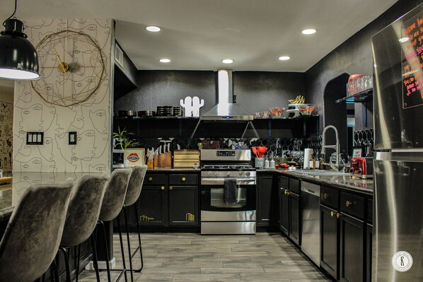 Fridge, microwave, oven, stovetop - Casa de lo Que Pasa, Pasa : Maximalist + Eclectic Home : 10 minutes to Lake (Lake Havasu City)