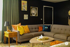 Smart TV, video games, ping pong, books - Casa de lo Que Pasa, Pasa : Maximalist + Eclectic Home : 10 minutes to Lake (Lake Havasu City)