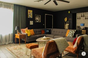 Smart TV, video games, ping pong, books - Casa de lo Que Pasa, Pasa : Maximalist + Eclectic Home : 10 minutes to Lake (Lake Havasu City)