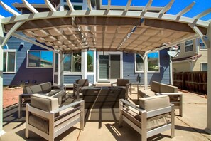 Terrace/patio - Bright&Open, Lrg home @DIA w/Pool Table & Firepit (Denver)