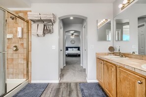 Bathtub, hair dryer, towels, soap - Bright&Open, Lrg home @DIA w/Pool Table & Firepit (Denver)