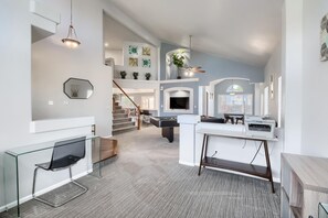 Game room - Bright&Open, Lrg home @DIA w/Pool Table & Firepit (Denver)