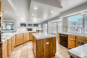 Fridge, microwave, oven, stovetop - Bright&Open, Lrg home @DIA w/Pool Table & Firepit (Denver)