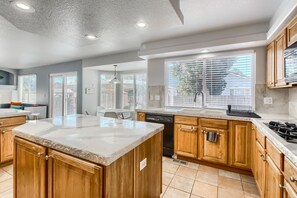 Fridge, microwave, oven, stovetop - Bright&Open, Lrg home @DIA w/Pool Table & Firepit (Denver)