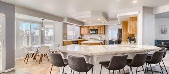 Bright&Open, Lrg home @DIA w/Pool Table & Firepit