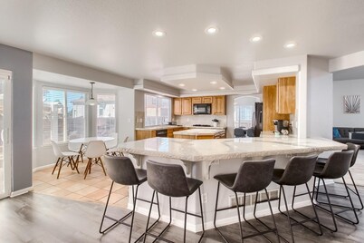 Bright&Open, Lrg home @DIA w/Pool Table & Firepit