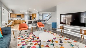 A modern apartment with a kitchen, dining area, and living room. - Bright&Open, Lrg home @DIA w/Pool Table & Firepit (Denver)
