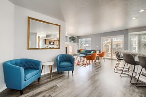 Smart TV, fireplace, Netflix, Hulu - Bright&Open, Lrg home @DIA w/Pool Table & Firepit (Denver)