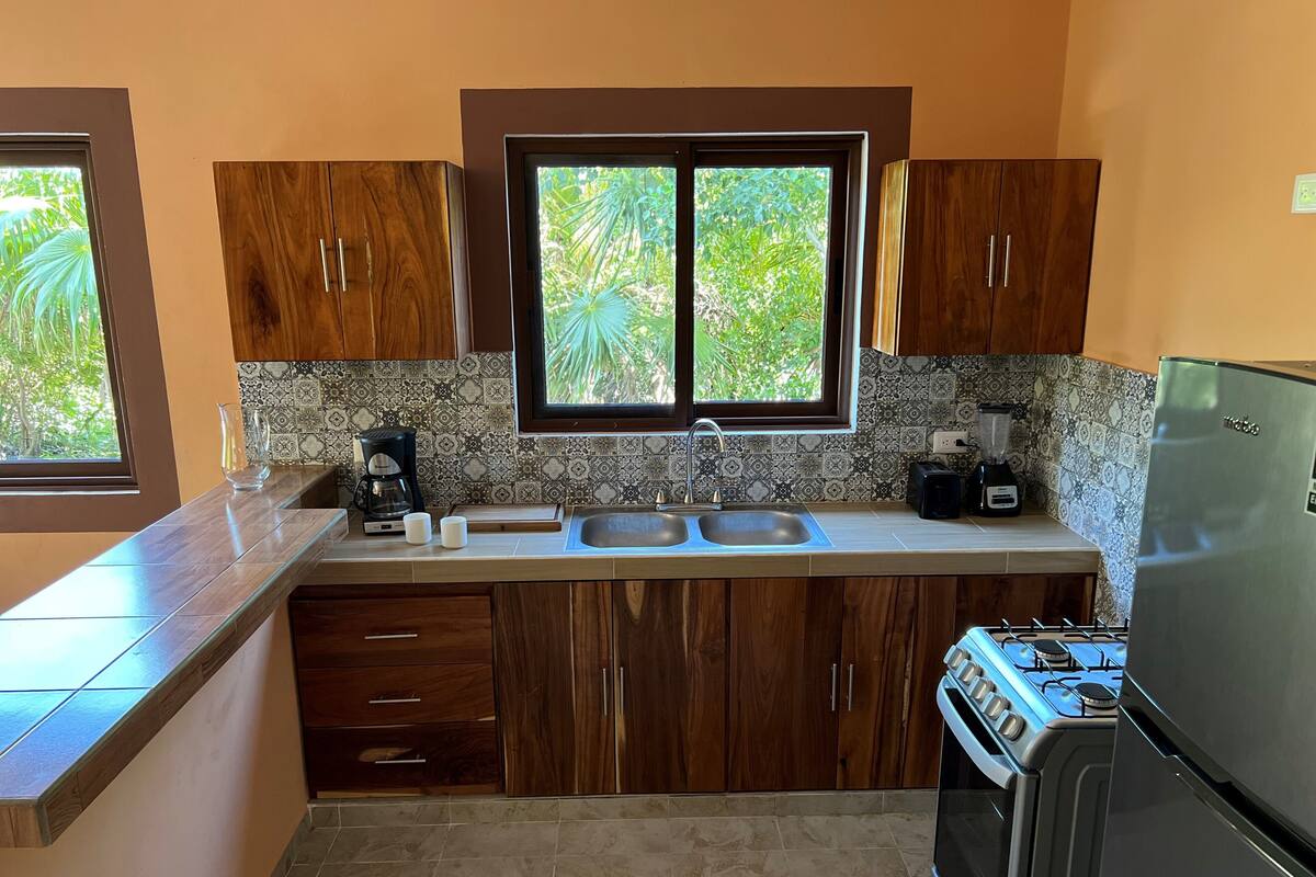 Coffee/tea maker, full-sized fridge, microwave, blender