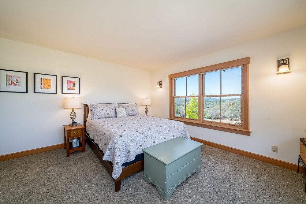 Stunning Murphys Villa, Views, AC and Pet Friendly, Sleeps 10 Murphys