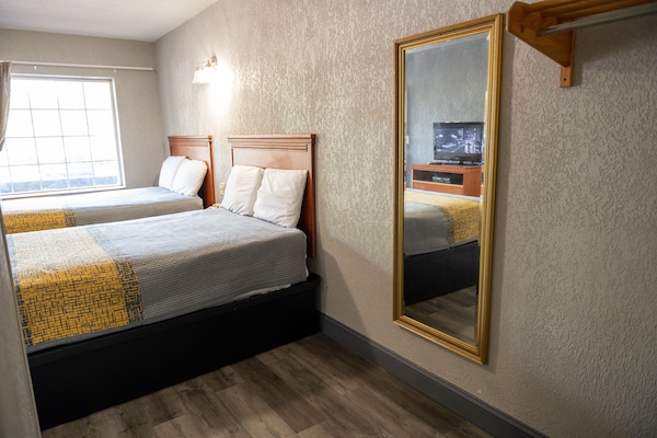 Double Room | Iron/ironing board (on request), WiFi (free), bed sheets