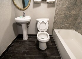 Bañera, toallas, jabón