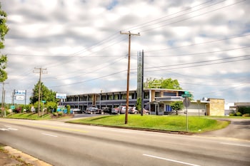 Riverside Inn and Suites