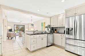 Fridge, microwave, oven, stovetop - Spacious Remodel|Bikes|Steps to Beach (St. Augustine)