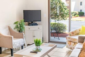 TV - Spacious Remodel|Bikes|Steps to Beach (St. Augustine)