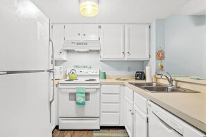 Fridge, microwave, oven, stovetop - Ocean Front Charmer! (St. Augustine)
