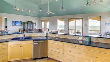 Réfrigérateur, micro-ondes, plaque de cuisson, lave-vaisselle