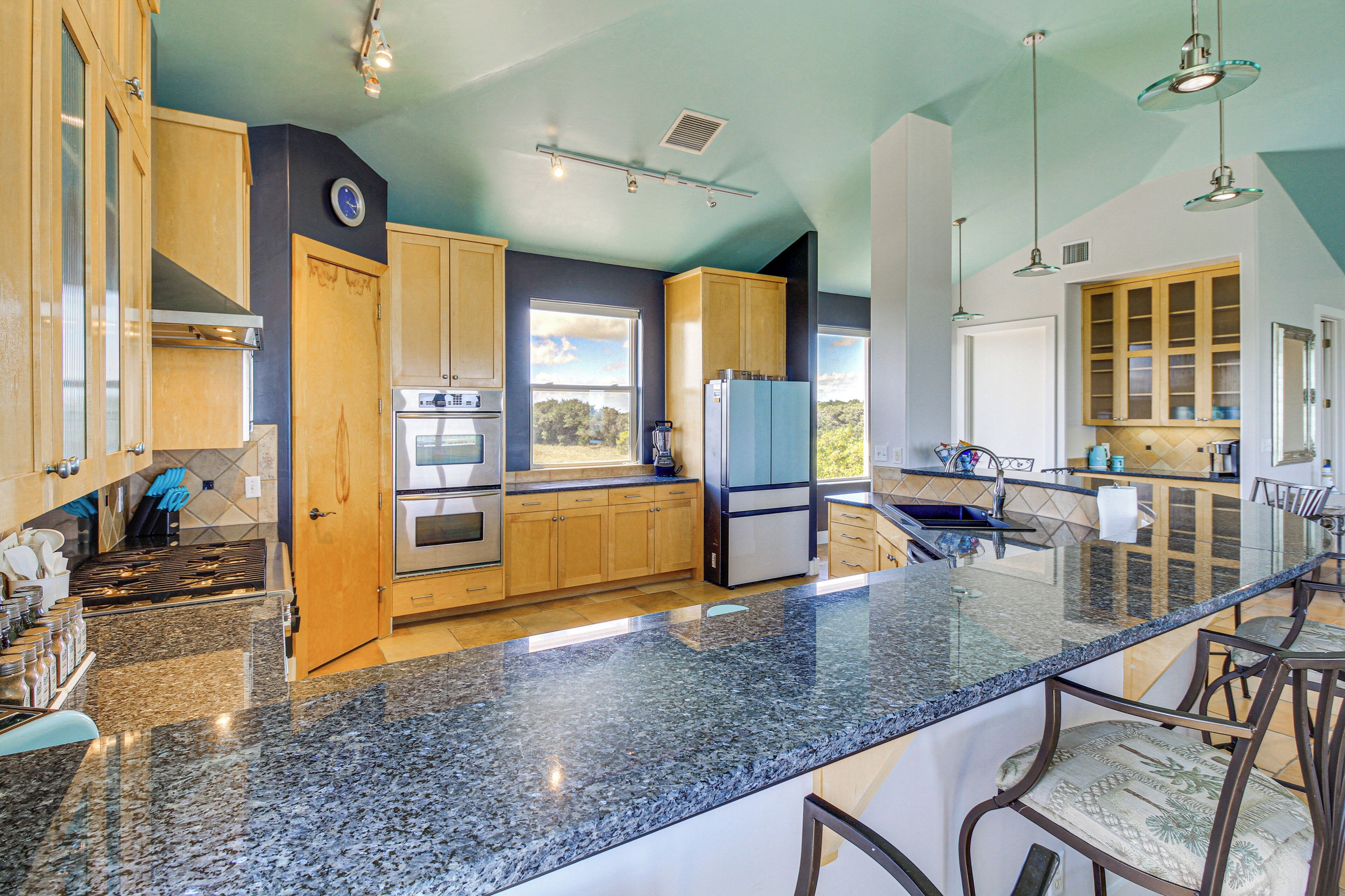 Réfrigérateur, micro-ondes, plaque de cuisson, lave-vaisselle