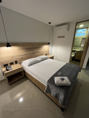 Minibar, individually furnished, desk, laptop workspace - Hotel California City (Medellín)