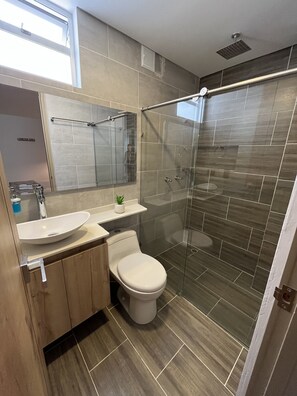 Habitación básica doble de uso individual | Baño | Tina profunda y toallas 