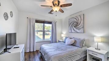 3 Schlafzimmer, Schreibtisch, Bügeleisen/Bügelbrett