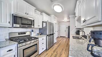 Kühlschrank, Mikrowelle, Herdplatte, Geschirrspüler