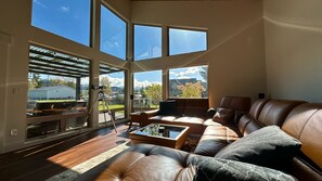 Smart TV, chimenea, libros, estéreo