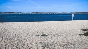 Ein Strand mit einem Schild, das das Schwimmen verbietet.