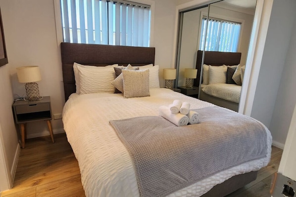 2 quartos, ferros/tábuas de passar roupa, Wi-Fi, roupa de cama