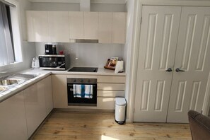 Geladeira, micro-ondas, cooktop, cafeteira/chaleira