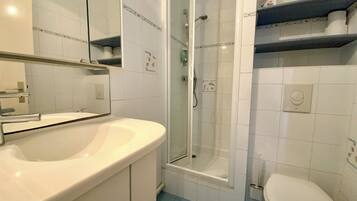Een douche, een haardroger, handdoeken