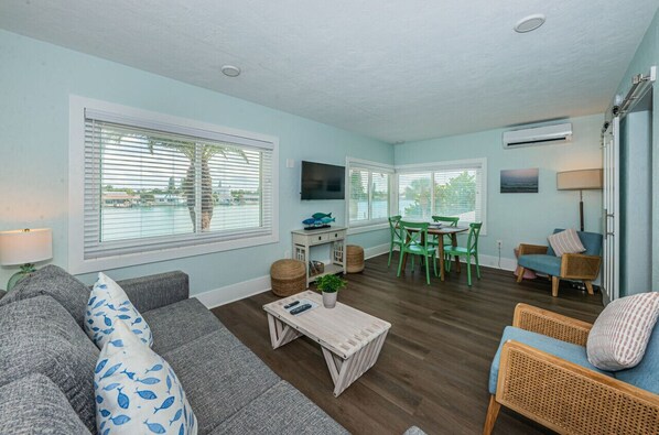 TV - Quaint 1- bedroom suite, View of the Water (Treasure Island)