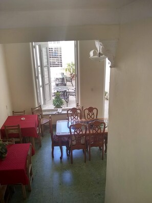 Tägliches kontinentales Frühstück (5 USD pro Person)