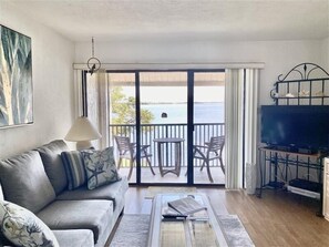 Smart TV, DVD player - Runaway Bay 239 - Bayfront view w/direct beach access - Pool, tennis, pickleball - Resort style community (Bradenton Beach)