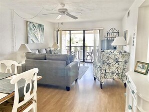 Smart TV, DVD player - Runaway Bay 239 - Bayfront view w/direct beach access - Pool, tennis, pickleball - Resort style community (Bradenton Beach)