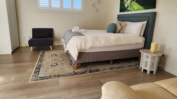 1 dormitorio, tabla de planchar con plancha, wifi y ropa de cama