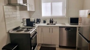 Cafetera o tetera, frigorífico, microondas y horno
