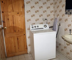 Bañera, toallas, papel higiénico