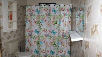 Rumah Keluarga | Kamar mandi | Bathtub, handuk, dan tisu toilet