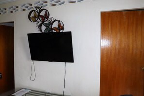 3 bedrooms, blackout curtains, free WiFi, bed sheets - Dover Beach House (St. Lawrence Gap)
