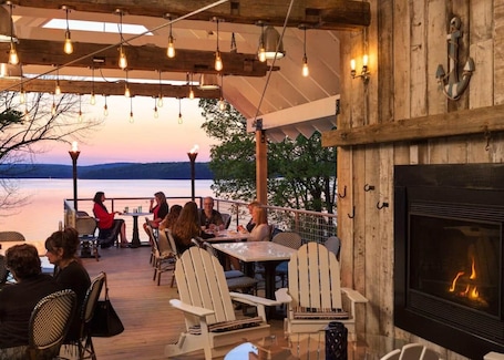 屋外ダイニングエリア. Lakefront Paradise near everything!