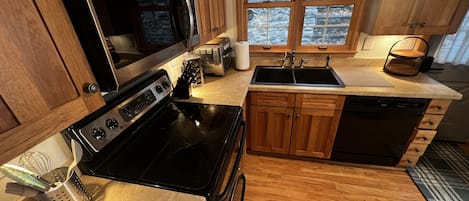 Réfrigérateur, four à micro-ondes, un four, surface de cuisson